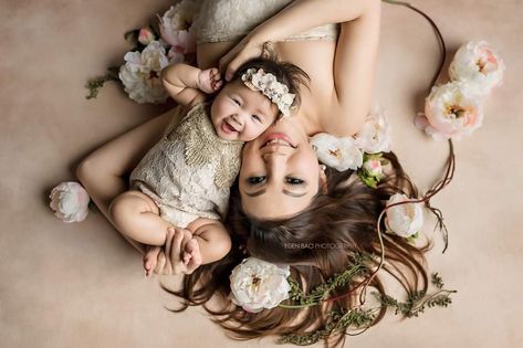 Bao Photography, Mommy Daughter Photoshoot, Newborn Baby Portraits, Daughter Photo Ideas, Maternity Studio Photoshoot, Daughter Photoshoot, Mother Baby Photography, Month Photos, Mommy And Baby Pictures