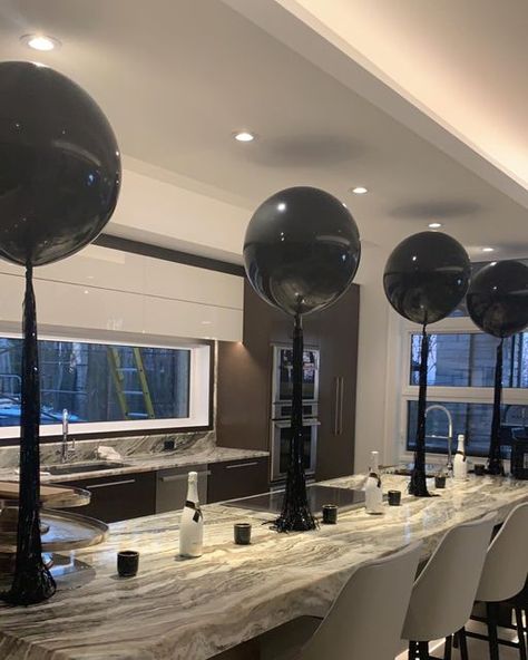 Birthday Party Ideas For Men Decoration, Black Balloon Centerpieces, Jumbo Balloons With Tassels, 55 Birthday, 15th Birthday Decorations, All Black Party, Black Centerpieces, 15th Birthday Party Ideas, Black Party Decorations