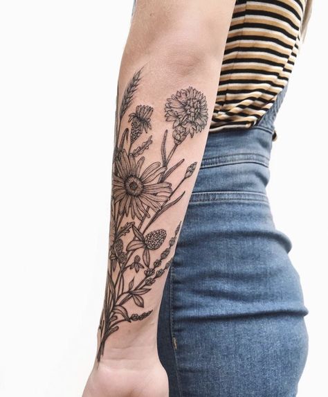 Wild Flower Wrist Wrap Tattoo, Unique Half Sleeve Tattoos For Women Lower Arm, Pretty Sleeve Tattoos For Women, Tattoos Earthy, Wildflower Half Sleeve Tattoo, Floral Tattoo Design Sleeve, Botanisches Tattoo, Tattoos Shoulder, Ma Tattoo