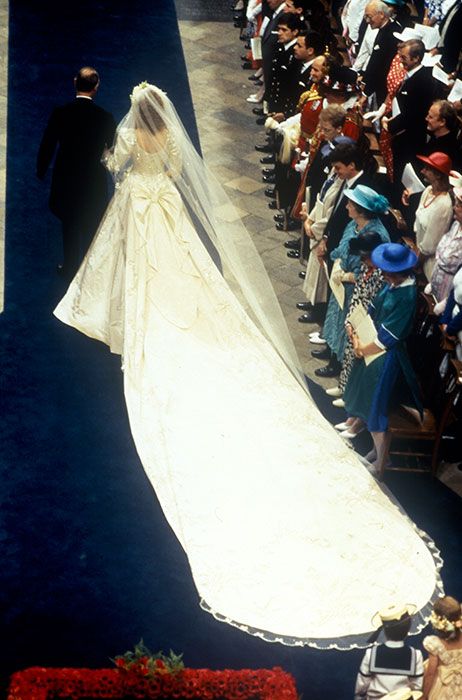 Sarah Ferguson Wedding Dress, Sarah Ferguson Wedding, Prince Andrew And Fergie, Eugenie Wedding, Sarah Duchess Of York, Royal Wedding Gowns, Dress Train, British Royal Families, Sarah Ferguson