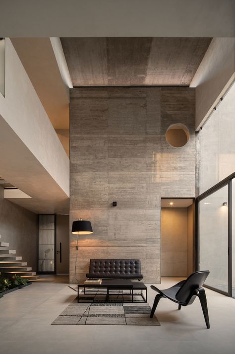 Casa Eréndira by Pepe Ramírez | Detached houses Concrete House Interior, Brutalism Interior, Wall Architecture, Concrete Interiors, Concrete Houses, Single Bedroom, Concrete House, Brutalism, Facades