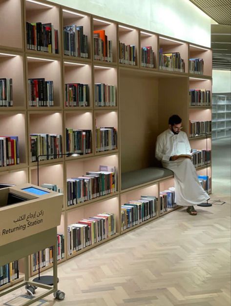 Cool Libraries, Office Shelf Design, Modern Library Design, Library Minimalist, Bookshelf Bench, Library Lighting, Education Design Interior, Built In Bench Seating, Interior Deisgn