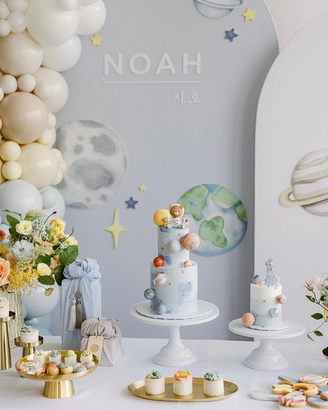 Solar System 1st Birthday Party, 1st Space Birthday Party, One Year Theme Birthday Boy, Space Themed 2nd Birthday Party, Baby One Year Birthday Themes, First Trip Around The Sun Birthday Party Decorations, Planet Theme Birthday Party, Baby Boy Birthday Cake 1 Year, Space Birthday Ideas