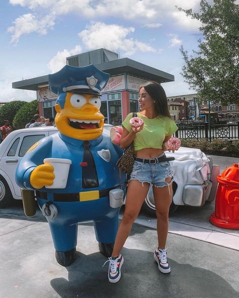 22,8 mil curtidas, 98 comentários - Agatha Braga (@agatha) no Instagram: “Making friends in Springfield 🍩” Orlando Florida Universal Studios, Universal Studios Outfit, Disneyland Photography, Disney Outfits Women, Busch Gardens Tampa, Seaworld Orlando, Disney Orlando, Universal Studios Florida, Universal Studios Orlando