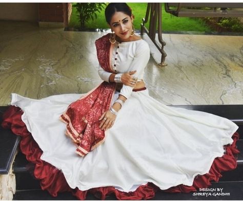 White marron chaniya choli with double layer 8 mtr gher Wight Choli Design, Double Layer Chaniya Choli, Plain Chaniya Choli For Navratri, White Choli Lehenga For Navratri, Pose In Chaniya Choli, Chanya Choli Garba, Chaniya Choli Photo Pose, Off White Chaniya Choli, White Ghagra Choli