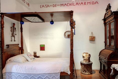 Frida Kahlo Bedroom, Frida House, Hacienda Bedroom, House Mexico, Frida Kahlo Diego Rivera, Mexico Aesthetic, Frida And Diego, Frida Kahlo Art, City Woman