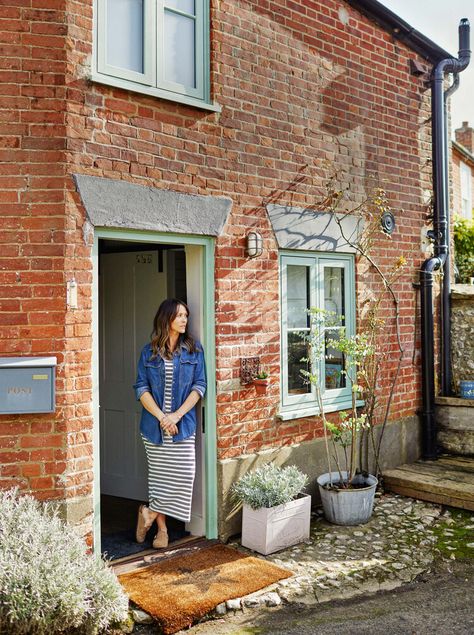 A former railworker's cottage full of vintage finds and quirky details — Country Living UK Classic Panelling, Norfolk Cottages, Country Living Uk, Country Living Magazine, House Beautiful, Tiny Living, Country Living, Cottage Style, Norfolk