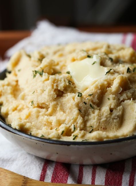 Crockpot Mashed Potatoes are the perfect make ahead mashed potato recipe! Rich and creamy mashed potatoes that are perfect to feed a crowd. This slow cooker recipe is a definite keeper and will a star at your Thanksgiving dinner! #mashedpotatoes #thanksgiving #potatoes #crockpotsides Potatoes In Crock Pot, Carrotcake Cheesecake, Crock Pot Mashed Potatoes, Mac And Cheese Rezept, Blueberry Cakes, Christmas Coconut, Drawing Easter, Make Ahead Mashed Potatoes, Crockpot Mashed Potatoes