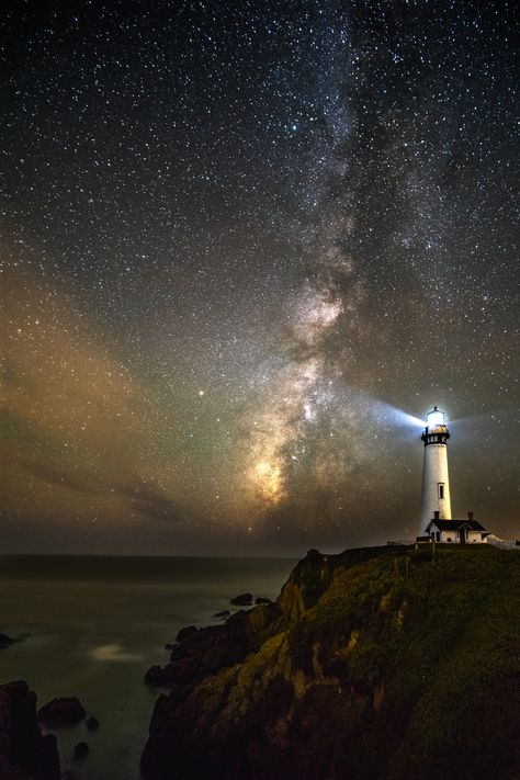 Pigeon Point Lighthouse and the Milky Way. Lighthouses Photography, Lighthouse Photos, Lighthouse Painting, Lighthouse Pictures, Beautiful Lighthouse, Tapeta Pro Iphone, The Milky Way, Light House, The Night Sky