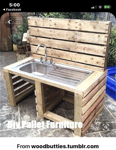 Recycled Wood Projects, Outdoor Sink, Rustic Wood Lanterns, Koti Diy, Outdoor Sinks, Pallet Patio, Wooden Pallet Furniture, Repurposed Wood, Diy Holz