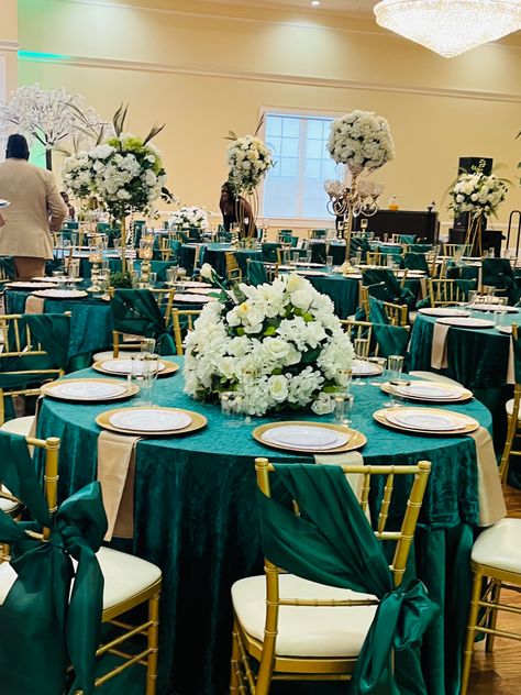 Emerald Green Quinceanera Theme, Green Quinceanera Theme, Emerald Wedding Colors, Emerald Green Wedding Theme, Quince Decor, Green Quinceanera Dresses, Quince Themes, Emerald Green Wedding, Quinceanera Themes Dresses