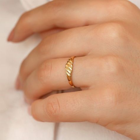 Fingers Rings Gold, Simple Gold Ring Designs For Women, Simple Gold Rings Without Stone, Gold Ring For Women Design, Band Gold Rings Women, Gold Engagement Ring Without Stone, Small White Stone Earrings Gold, Solid Gold Ring For Women, Rings Models For Women