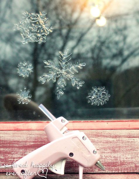 Window Snowflakes, Fairy Lights In A Jar, Cute Diy Projects, Christmas Hacks, Diy Christmas Decorations Easy, Easy Christmas Diy, Glue Crafts, Glue Gun, Hot Glue Gun