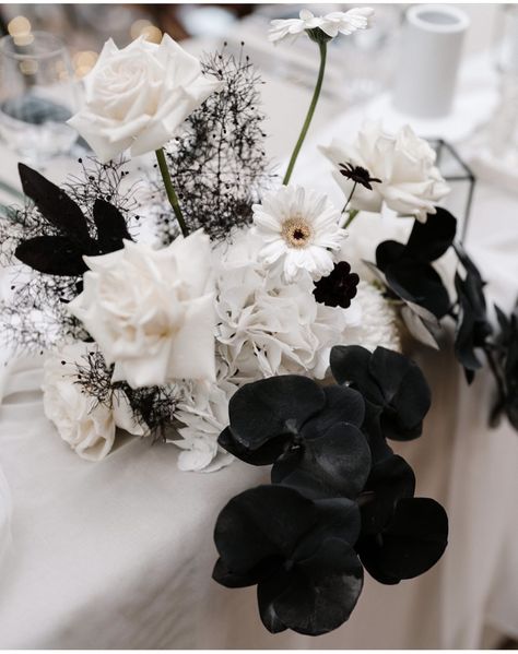 Moody Wedding Flowers, Modern Glam Wedding, Asian Wedding Decor, Monochrome Weddings, Black And White Wedding Theme, White Floral Arrangements, Bronze Wedding, White Flower Arrangements, Modern Wedding Flowers