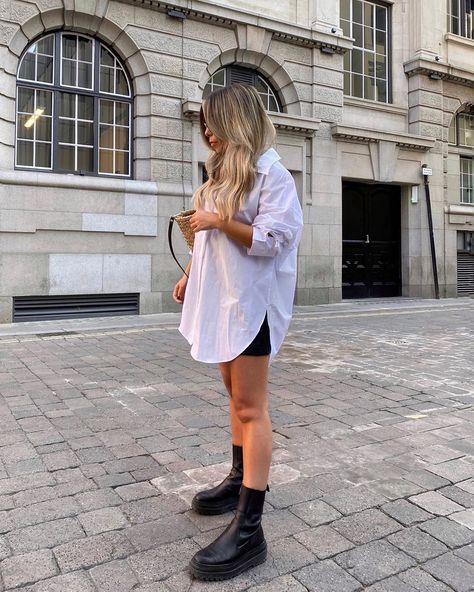 LOUISA J. HEYWORTH (@louisajayne_) • Instagram photos and videos Bike Shorts Outfit, Concert Outfit Summer, Biker Shorts Outfit, Casual Summer Outfits, Country Outfits, Festival Outfit, Cotton Style, White Shirt, Concert Outfit