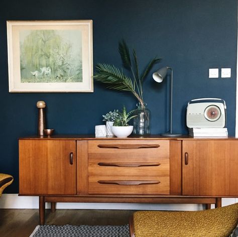 50 Incredible Living Rooms to Inspire Your 2018 Home Makeover Drawer Styling, Mid Century Sideboard, Mid Century Living, Mid Century Living Room, Mid Century Modern Living, Mid Century Modern Living Room, Design Industrial, Decoration Inspiration, Retro Home Decor