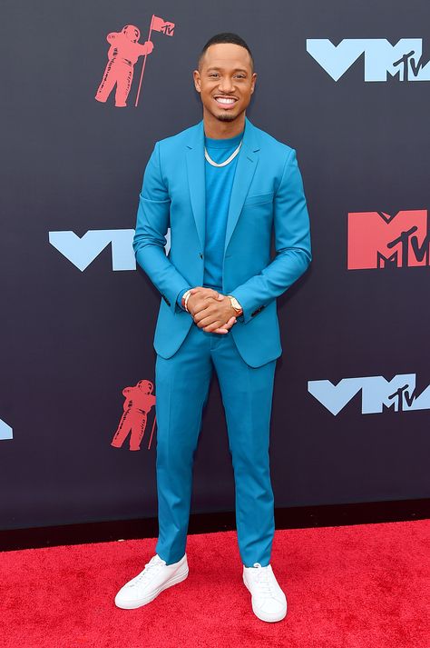 Red Carpet Men Outfit, Terrence J, Vmas Red Carpet, Suits And Sneakers, Mens Casual Suits, Barclays Center, Mtv Videos, Mtv Video Music Award, Video Music Awards