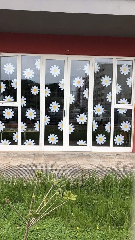 Spring Decoration For Kindergarten, Spring School Decorations Classroom, Window Decor Classroom, Spring Window Decorations Kindergarten, Window Decorations For Classroom, Spring Kindergarten Decoration, Spring Decorating Ideas For Classroom, Window Decoration Ideas For School, Spring Decorations For Classroom