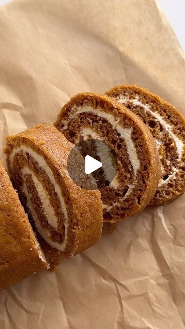 Pumpkin Roll Video, Pumpkin Log Roll, Pumpkin Roll With Cream Cheese Filling, Freezing Pumpkin, Pumpkin Roll Recipe, Vanilla Cream Cheese, Pumpkin Roll Cake, Pumpkin Rolls Recipe, Vanilla Cream Cheese Frosting