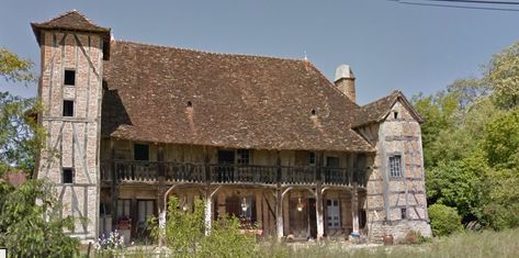 Medieval Farmhouse, Medieval Farm, Spring Village, Medieval Towns, Architecture Reference, Farm Cabin, Medieval Buildings, Medieval Castles, Town Building