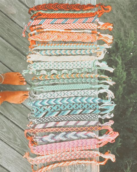 Summer Thread Bracelets, Preppy Friendship Bracelets, Obx Bracelets, Cute Friendship Bracelets Pattern, Obx Outfits, Chevron Friendship Bracelets, Braided Friendship Bracelets, Surf Girl, Friendship Bracelet Patterns Easy