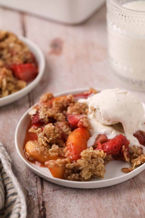 Strawberry Peach Crisp, Strawberries And Peaches, Blackberry Crisp, Fruit Desert, Cherry Crisp, Spring Time Desserts, Pear Crisp, Fresh Strawberry Recipes, Strawberry Crisp