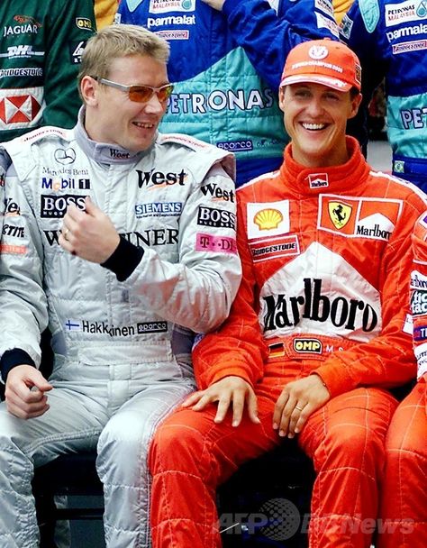 2000 F1 final round, in a photo session for the Malaysian GP (Malaysian Grand Prix), (taken October 22, 2000) Mika Hakkinen (left) and Michael Schumacher. Ferrari F1 2022, Mika Hakkinen, Vintage F1, F1 Motorsport, F1 2022, Nigel Mansell, Ferrari Scuderia, Formula 1 Car Racing, Nico Rosberg