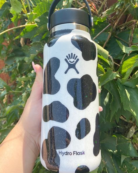 cow print hydroflask Cute Cow Things, Cow Merch, Vasos Aesthetic, Preppy Cups, Cow Gift Ideas, Cow Home Decor, Old West Decor, Cow Home, Cow Prints