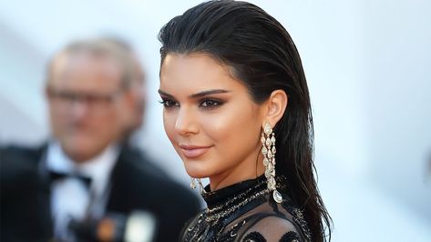 Kendall Jenner Just Cut Her Hair Into a ’90s Lob. The cut was compliments of hairstylist Jen Atkin, whose client roster is more-star riddled than Van Gogh’s Starry Night. Kendall Jenner Haircut, Edgy Updo, Kendall Jenner Hair, Jenner Hair, Diy Updo, Hairstyles Inspiration, Beehive Hair, Asymmetrical Hairstyles, Updo Styles