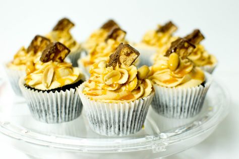 Snickers Cup Cakes Snicker Cupcakes Recipe, Rice Waffle Snickers Cake, Snicker Doodle Cupcakes Recipes, Snicker Doodle Cupcakes, Snickers Cupcake, Snickers Cupcakes, Snicker Cupcakes, Sorry For Myself, Sleeping A Lot