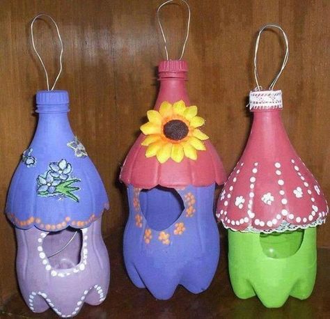 recycled crafts for kids and adults, handmade bird feeders recycling plastic bottles #recyclingprojects Recycled Crafts Kids, Diy Plastic Bottle, Garden Aesthetic, Diy Bricolage, Plastic Bottle Crafts, Recycled Projects, Aesthetic Ideas, Camping Crafts, घर की सजावट