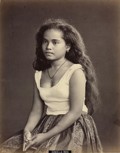 Doncella india | SNAPSHOTS FROM AGES PAST No Ordinary Girl, Filipino Fashion, Philippines Culture, Filipino Culture, Vintage Portraits, Pics Art, Vintage Photographs, Vintage Beauty, Vintage Photography