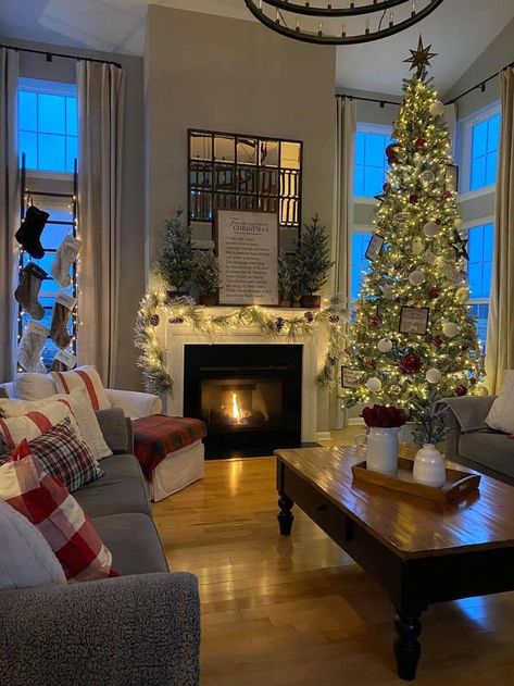 The Magical Holidays of Christmas & Winter ⛄️❄️🎄🎅🏻 | Gorgeous Cristmass Aesthetic Room, Preparing For Guests, House Room Design, Christmas Living Room Decor Ideas, Christmas Living Room Decor, Christmas Dreaming, Christmas Living Room, Christmas Apartment, Cozy Christmas Decor