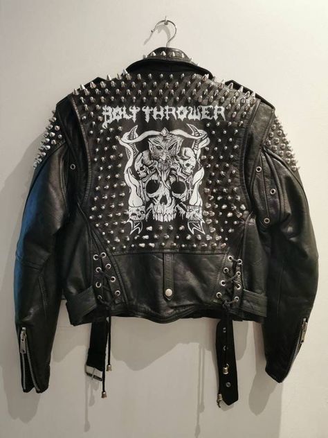 Punk Rock Home Interiors, Metalhead Clothes, Baggy Grunge Outfit, Crust Jacket, Diy Leather Jacket, Metalhead Fashion, Punk Leather Jacket, Jacket Inspiration, Fake Leather Jacket