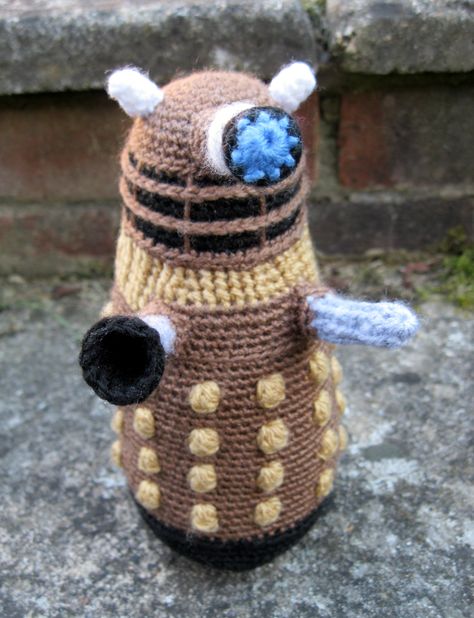 LucyRavenscar - Crochet Creatures: Dalek Amigurumi Pattern - Free! Character Amigurumi, Doctor Who Crochet, Crochet Creatures, Doctor Who Crafts, Geeky Craft, Crochet Geek, Geek Crafts, Paintbox Yarn, Dr Who