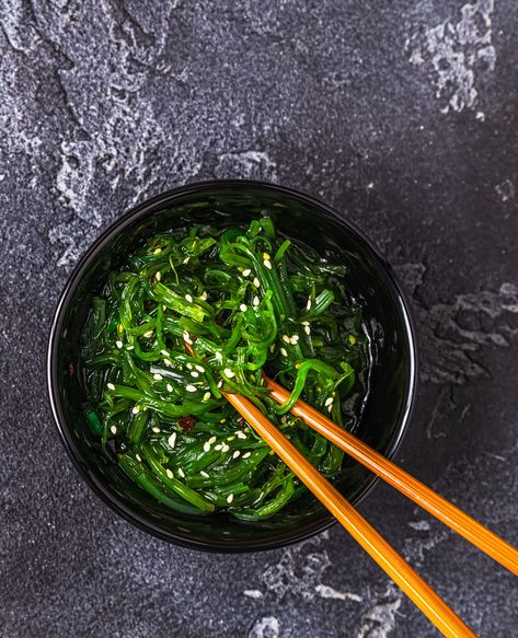 Seaweed Salad Aesthetic, Mermaid Sushi, Seaweed Food, Sushi Seaweed, Mermaid Food, Seaweed Snacks, Soul Food Dinner, Healthy Lifestyle Food, Seaweed Salad