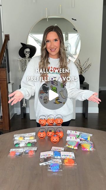 Kristin Miller | Creator | Dallas, TX on Instagram: "Prefilled halloween favors🎃🍬Comment “fun” to get everything sent directly to your DMs! These options are great for class gifts, party favors or for trick or treaters! Grab them while you can, these will go fast! Save & share with a friend and follow along for more ideas all holiday long!
•
Comment “fun” or find these in my @amazoninfluencerprogram strefront under “class gifts”🧡
•
#kidstoys #kidsactivities #amazonfinds #halloweenideas #kidshalloween #toddleractivities #kidscrafts #toddlermom #screenfreeplay" Halloween Class Favor Ideas, Class Party Favors, Mc Ideas, Halloween School Treats, Halloween Class Party, Class Gifts, Trick Or Treaters, Halloween Favors, School Treats