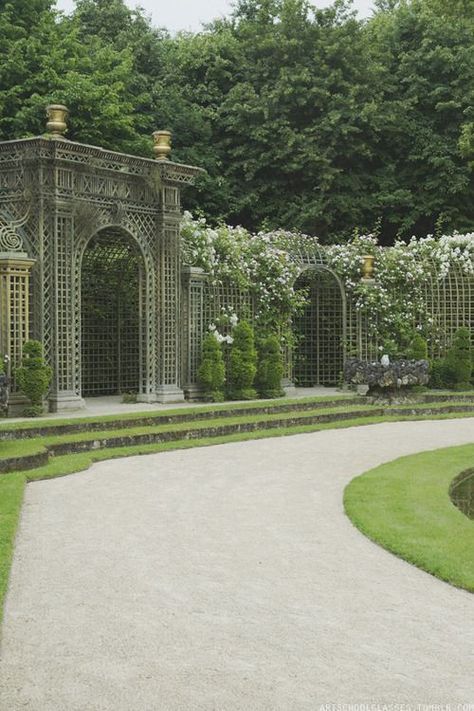 Trellised gate. Trellis Gate, Garden Gate, Garden Vines, Garden Architecture, Casa Exterior, Formal Gardens, Garden Trellis, Gorgeous Gardens, Garden Structures