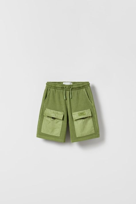 CONTRAST CARGO BERMUDA SHORTS - Green | ZARA India Cargo Bermuda Shorts, Embroidered Tshirt, Sleeveless Tshirt, Online Sale, Zara United States, Casual Jeans, New Outfits, New Collection, Boy Outfits