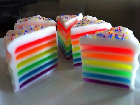 this would probably be really hard to do with cold process... Cute Soap, Savon Diy, Dessert Soap, Cake Soap, Diy Soap Recipe, Soap Melt And Pour, Soap Cake, Soap Craft, Mini Soaps