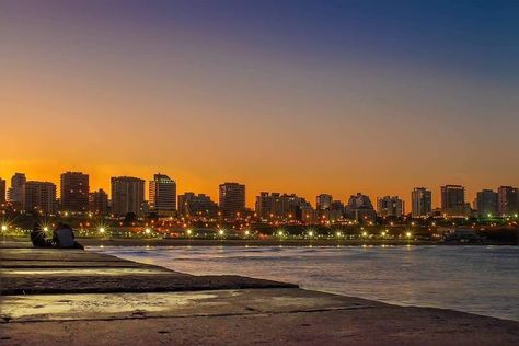 Repost @juanjomdq Horizonte urbano. Playa Grande/ Mar del Plata 💙 Paisajes Aesthetic Horizontal, Ni Idea, Tom Riddle, Photo Collage, Aesthetic Pictures, New York Skyline, Piercings, Tablet, Iphone