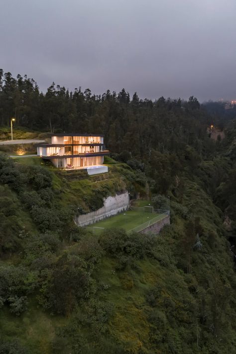 Vertigo House in Quito, Ecuador by Najas|Houses Slope Architecture, Pool Kitchen, House Luxury, Quito Ecuador, Contemporary Homes, Diy Travel, The Client, Quito, Kitchen Bedroom