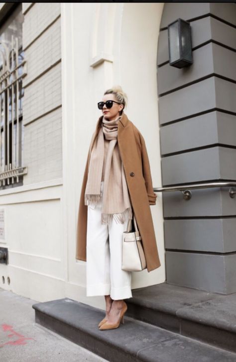 Mantel Styling, How To Wear Culottes, Mantel Outfit, Camel Coat Outfit, Tan Coat, Looks Street Style, Camel Coat, Business Outfit, Coat Outfits