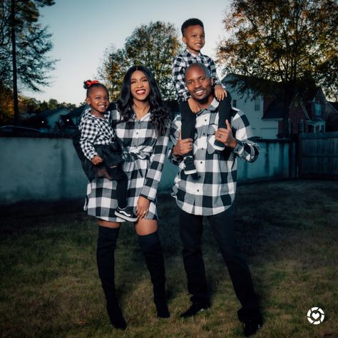 Black And White Flannel Family Pictures, Plaid Photoshoot Family, Black And White Plaid Family Pictures, Black And White Family Pictures Outfits, Plaid Family Pictures Outfits, Thanksgiving Outfits Family, Plaid Family Photos, Family Of 4 Christmas Photos, Casual Christmas Family Photos