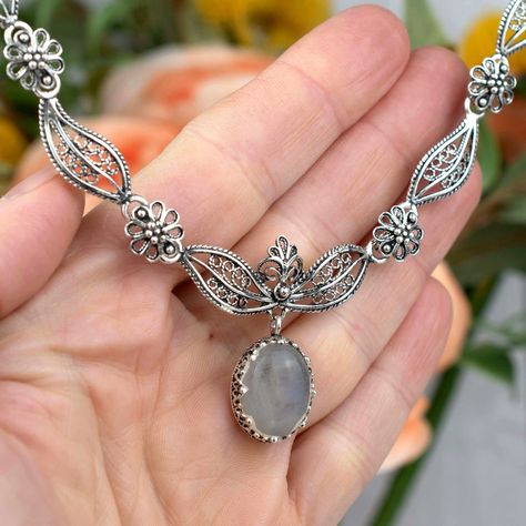 ✨ Adorn your neckline with the mystique of the moon! Our Gray Moonstone Sterling Silver Pendant is not just a piece of jewelry—it's a wearable piece of fine art. Dainty filigree work encases the enchanting gem, creating a masterpiece fit for a princess. Whether you're treating yourself or searching for a captivating gift, this charm is a treasure to cherish. ✨ Dive into the world of elegance: 👉 [https://nuel.ink/ztQ0iR #MoonstoneMagic #ElegantJewelry #GiftHer #GemstoneGlow #SilverSophistica... Grey Moonstone, Princess Necklace, Filigree Necklaces, Art Deco Stil, Sterling Silver Filigree, Paisley Design, Girls Necklaces, Silver Filigree, Elegant Jewelry