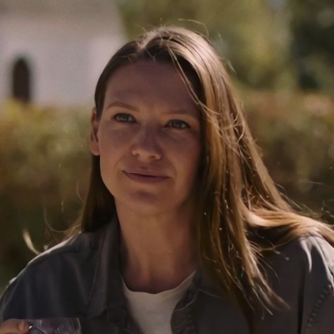 The Last of Us (2023) Anna Torv The Last Of Us, The Last Of Us Tv, The Last Of Us 2023, Tlou Hbo, Anna Torv, Linda Ronstadt, Tv Icon, I M Scared, 3 Women