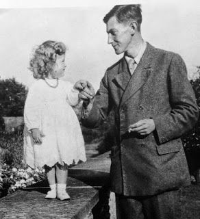 George Mallory and daughter George Mallory, Monte Everest, Bloomsbury Group, Hero's Journey, Mountain Climbing, Close My Eyes, British History, World History, Ancient History