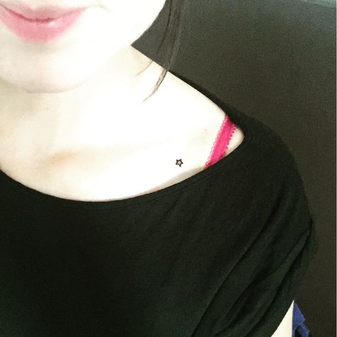 #star #ink #tattoo #clavicle #placement #smalltattoo #tattoosforgirls Star Tattoo On Collarbone, Colar Bone Star Tattoo, Colar Bone Tattoo Stars, Semi-colon Tattoo Star And Moon, Avril Lavigne Star Tattoo, Girl Tattoos, Small Tattoos, Tatting, Piercings