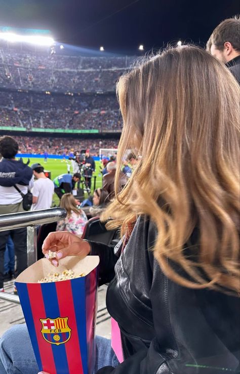 Barcelona Fan Girl Barcelona Girl Fans, Wishen Board, Fc Barcelona Aesthetic, Barca Girl, Barca Fans, Barcelona Girl, Barcelona Game, Soccer Girlfriend, Fc Barca