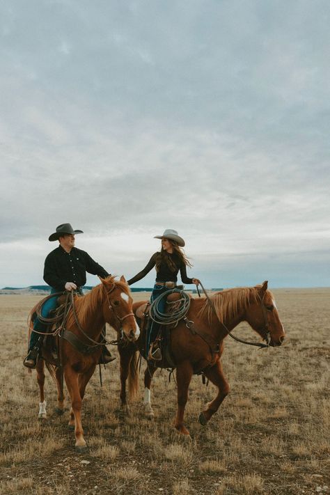 in love with these stunning western captures by Autumn Witchell Photography🤎 Old Western Romance Aesthetic, Western Couple Photoshoot With Horses, Mentorship Aesthetic, Couple Fotos Ideas, Cowboy Couple Photoshoot, Cowboy Romance Aesthetic, Haybale Photoshoot, Couple Horse Photography, Horse Engagement Photos